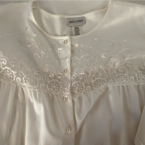 Delicates Elegant White Long Sleeve Nightgown, Nightie, embroidered M deadstock - Picture 3 of 8